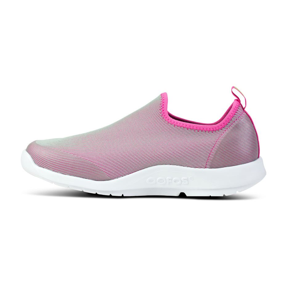 OOFOS Women's OOmg Sport Low Shoe in White/Fuschia