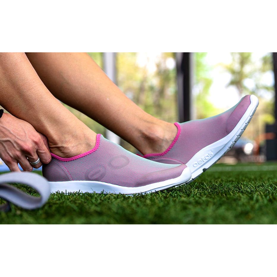 OOFOS Women's OOmg Sport Low Shoe in White/Fuschia